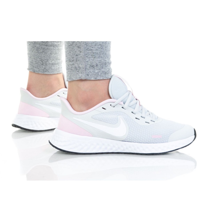 Nike Revolution 5 (GS) Jr BQ5671-021 sko vit svart
