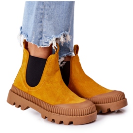 Mulanka Mockanarbetare på den gula plattformen följer med mig