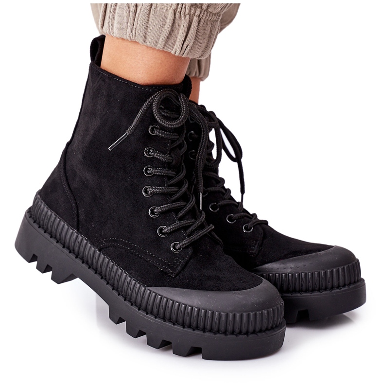 PV1 Mockanarbetare på den svarta plattformen Här är jag