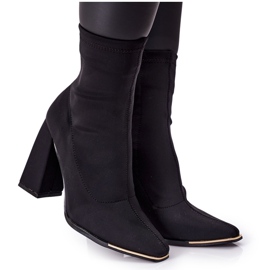 Stövlar på ett inlägg av svart elastiskt tyg Wow -effekt