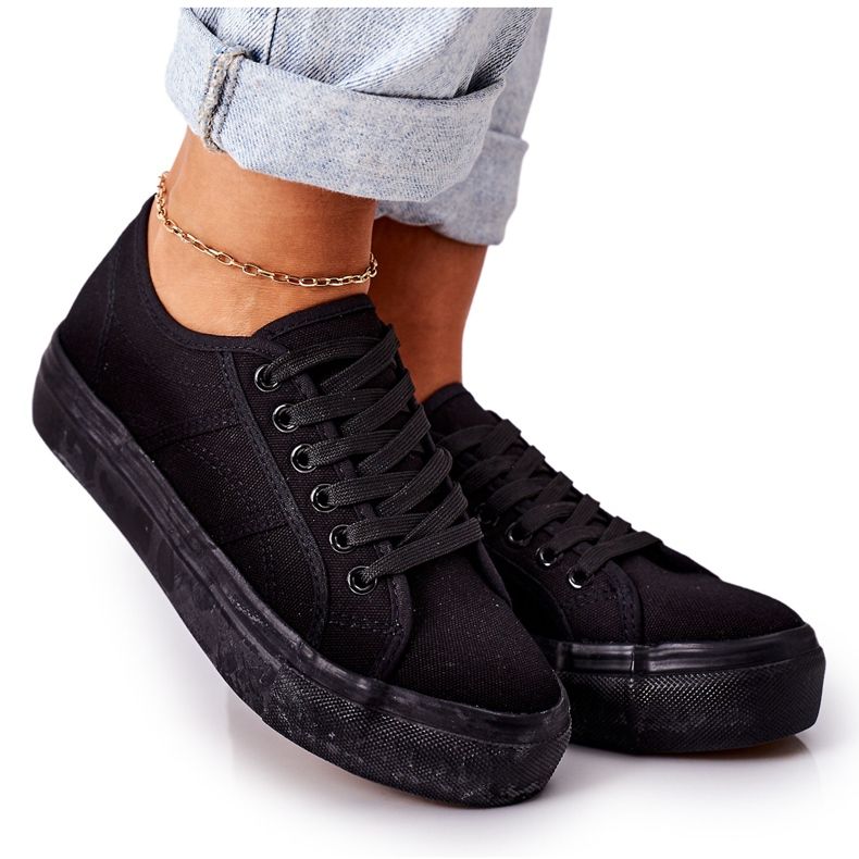 PW1 Damskor på den svarta skateboarden