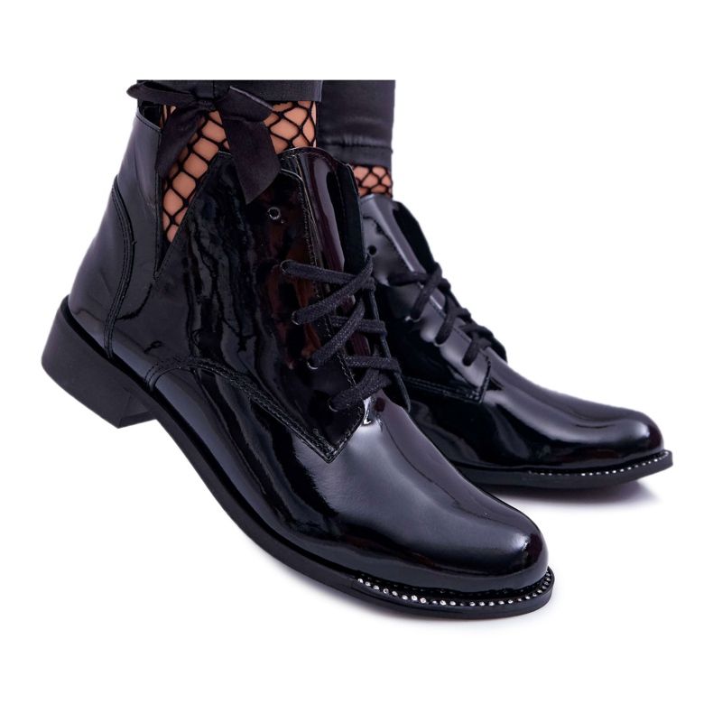 Damskor på en platt klack lackerad svart Nicole 2420