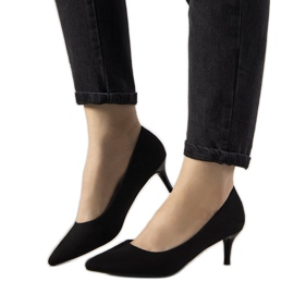 Svarta pumpar på en låg klack från Ferri