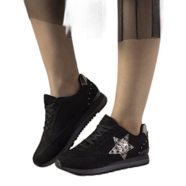 Svarta sportskor som är dekorerade med linjal dubbar