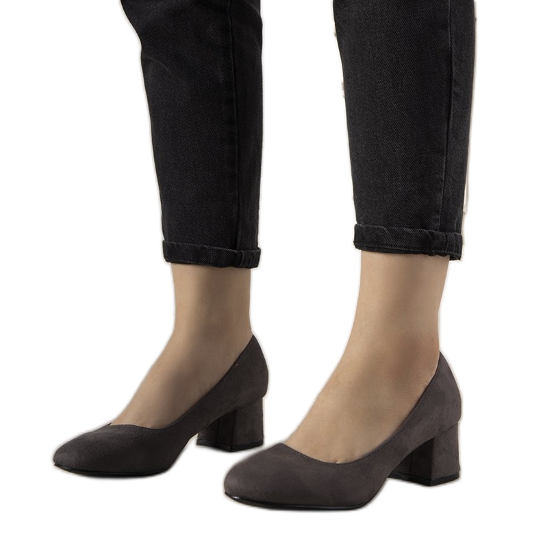 Gråa pumpar på Always -inlägget