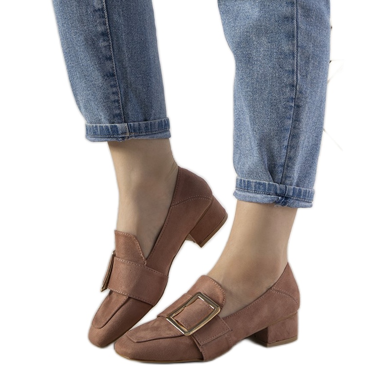 BM Rosa pumpar på en pelare med ett nästa spänne