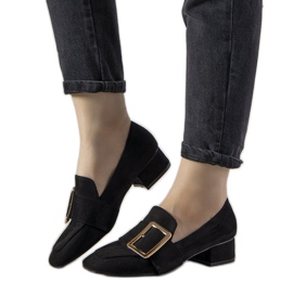 Svarta pumpar på en stolpe med ett nästa spänne