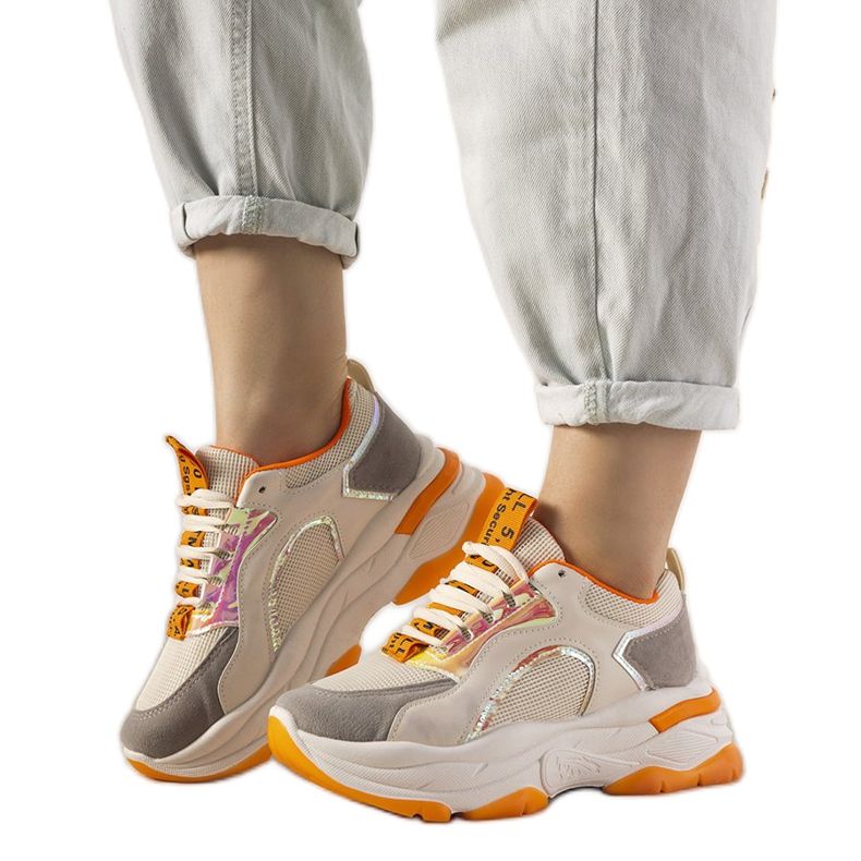 Vita sneakers med holografiska Freedom -inlägg orange