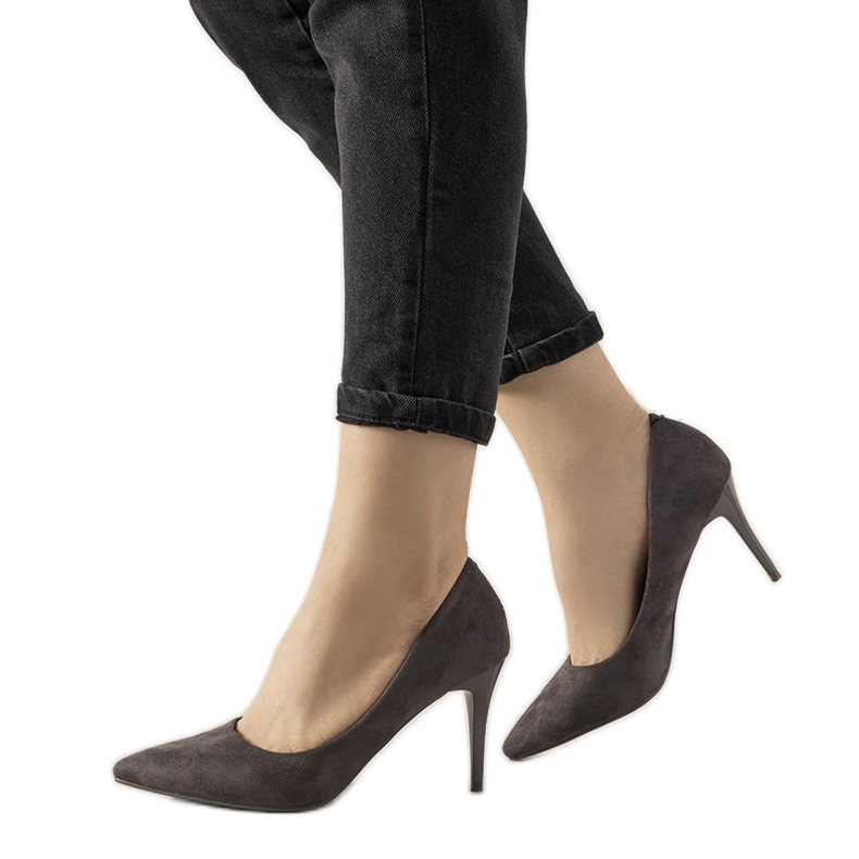 Grå pumps på Elianas lågklack