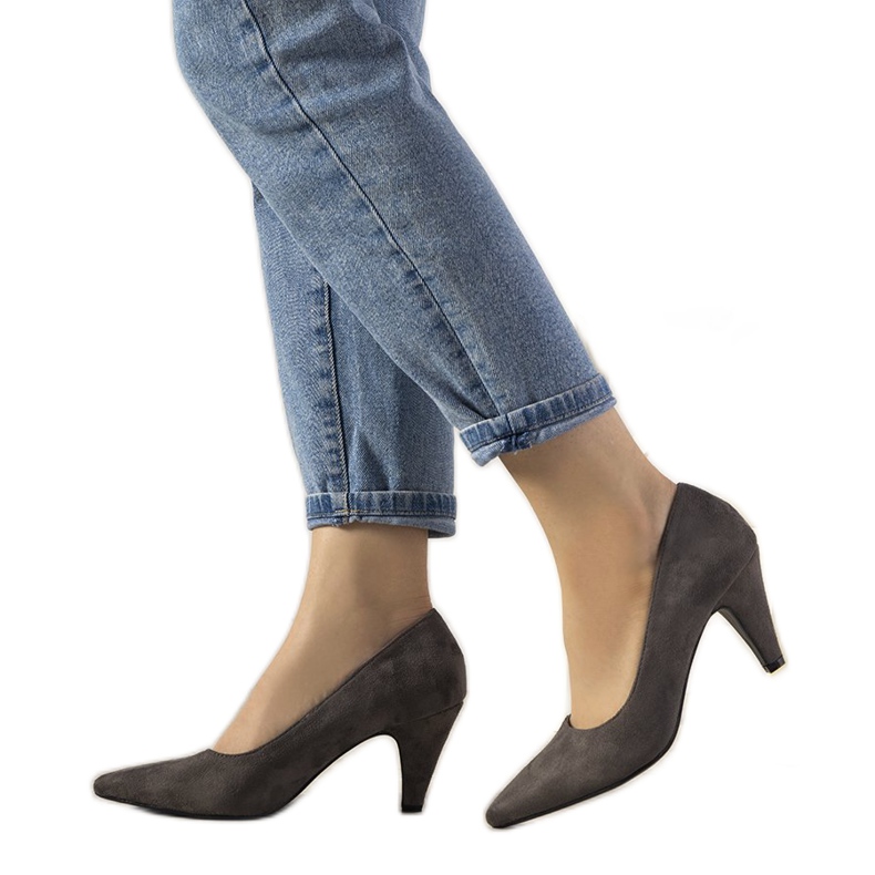 Grå pumps på en tjock Greca -häl