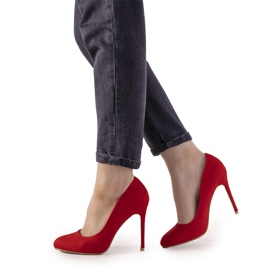 Röda pumps på en Dermeno -häl