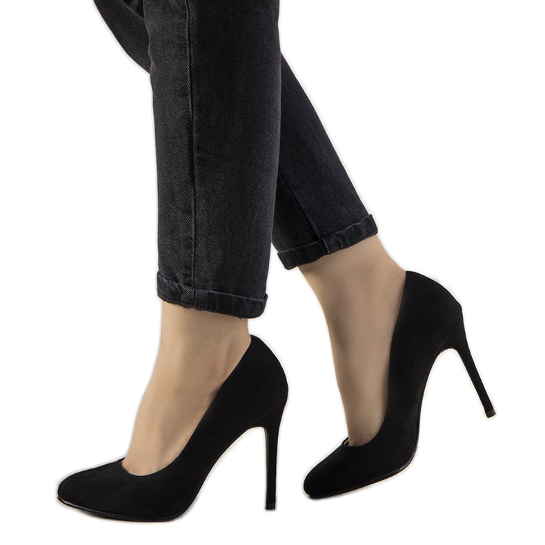 Svarta pumpar på en Dermeno -häl