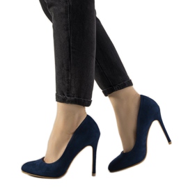 Marinblå pumps på en Dermeno -häl