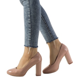 Rosa lackerade pumpar på Bellisima -pelaren