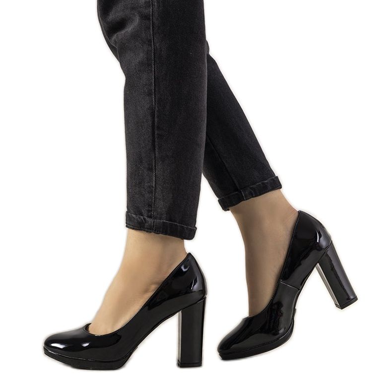 Svartlackerade pumpar på Bellisima -pelaren