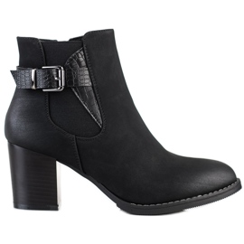 J. Star Stövlar på en stolpe med ett dekorativt spänne svart