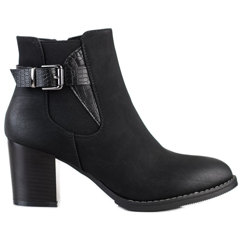 J. Star Stövlar på en stolpe med ett dekorativt spänne svart