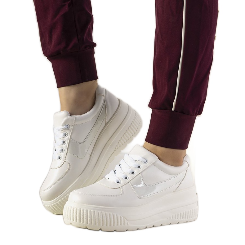 Vita sportskor med hög Challenge -sula