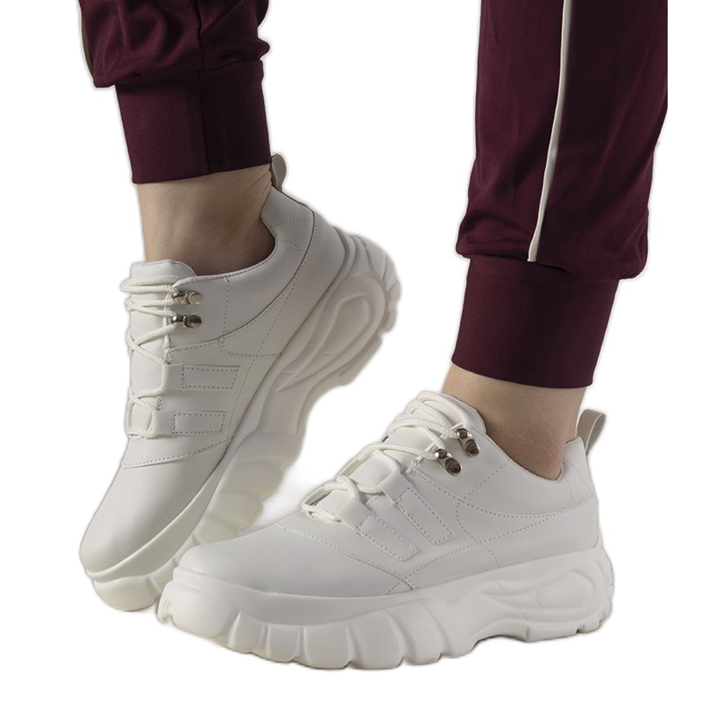 Vita sportskor med hög Luna -sula