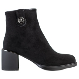 Filippo Mockaskor på en bred pelare svart