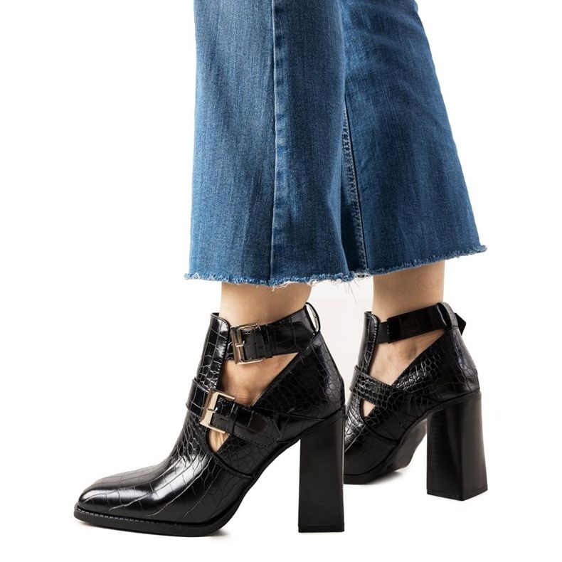 Svarta stövlar på en stolpe i Maybelle -krokodilhudmönstret