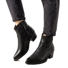 Svarta cowboystövlar med broderat Mustgrow -mönster