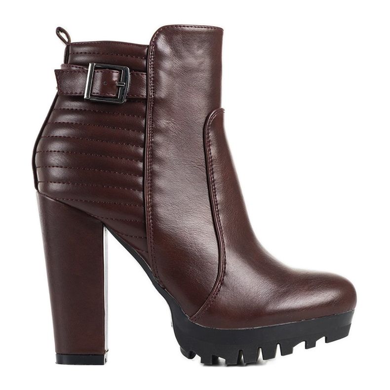 Maroon stövlar på en hög Mango stolpe rödvin röd