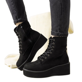 Svarta stövlar på en hög Dexter -sula