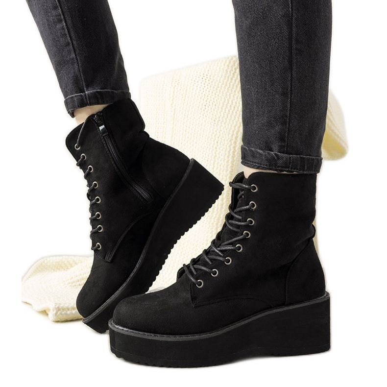 Svarta stövlar på en hög Dexter -sula