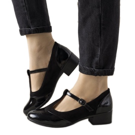 Svarta pumpar på en pelare med en lackerad Manam -tå