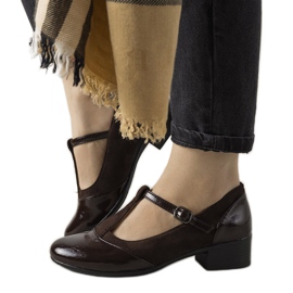 Bruna pumpar på en pelare med en lackerad Manam -tå