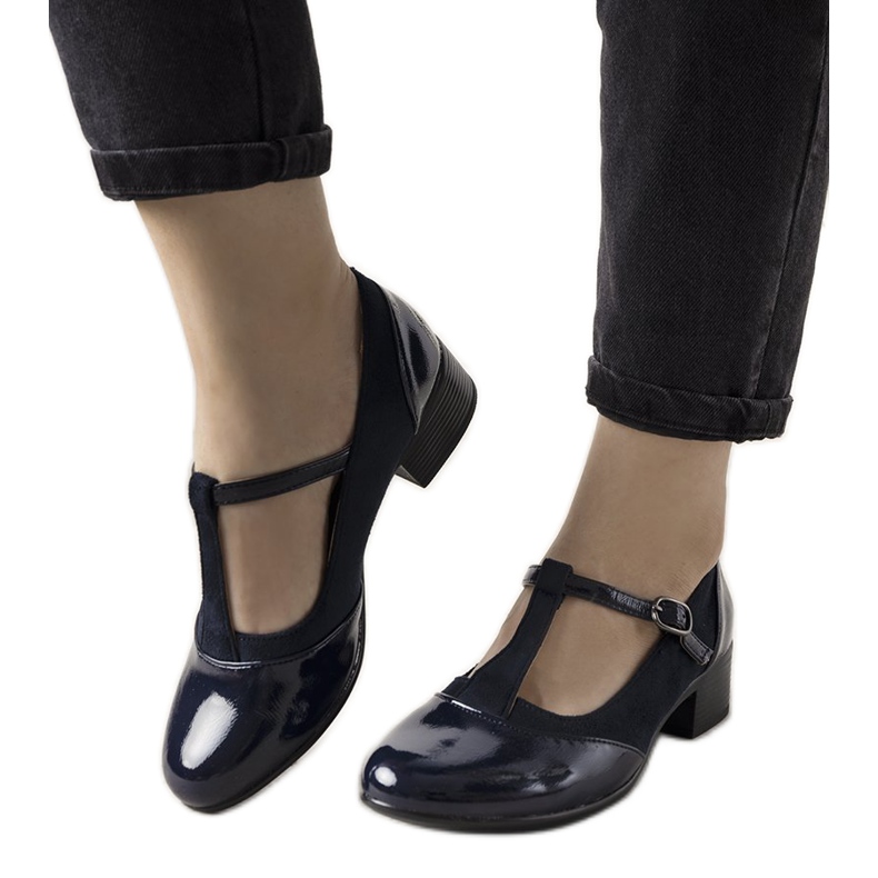 Marinpumpar på en pelare med en lackerad Manam -tå blå