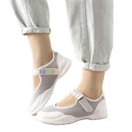 Gråvita tränare med en holografisk Melania -insats