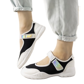 Svartvita tränare med en holografisk Melania -insats