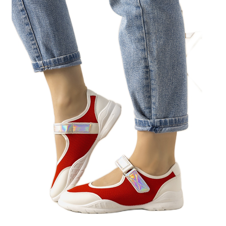 Röda och vita tränare med en holografisk Melania -insats