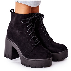 PS1 Varma mocka stövlar på en bar svart riktning