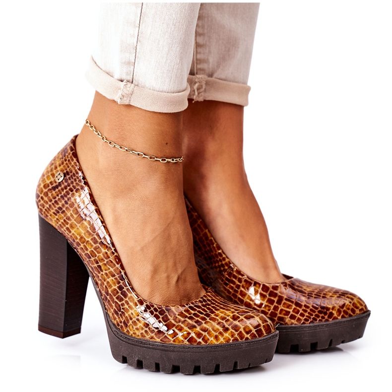 Läderpumpar på en bar Maciejka 02629-50 Lackerad malm röd mångfärgad