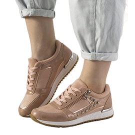 Rosa sportskor som är dekorerade med Daphne -dubbar