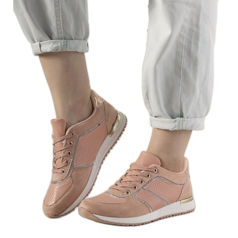 Ecoma rosa sneakers med ett ormskinnsmönster