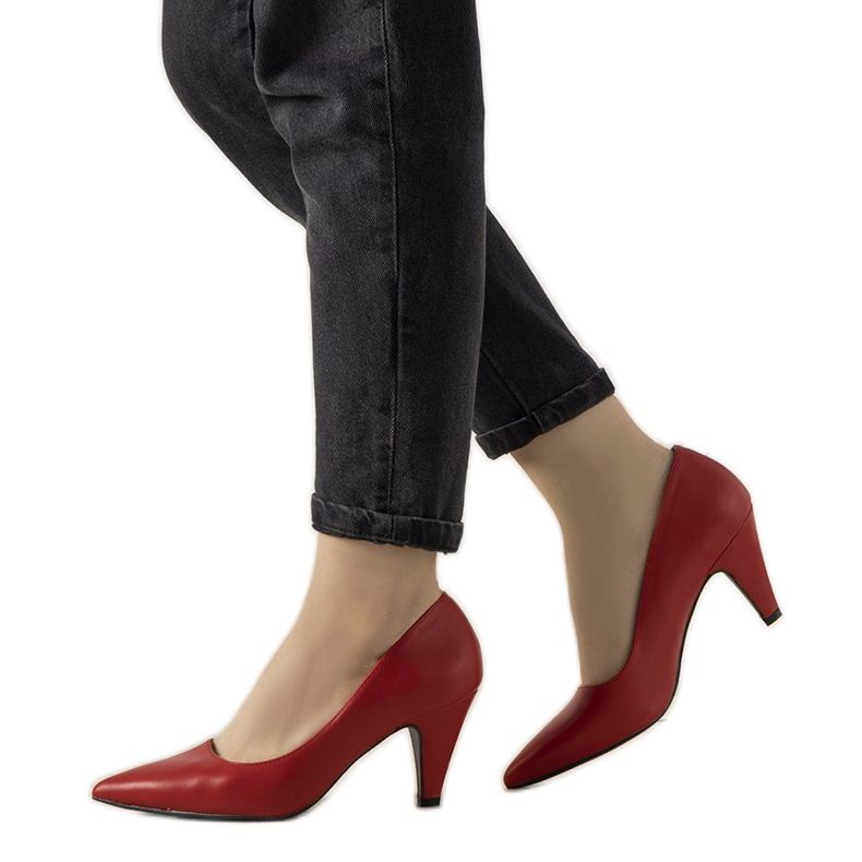 Röda pumps på en tjock Day Off -häl