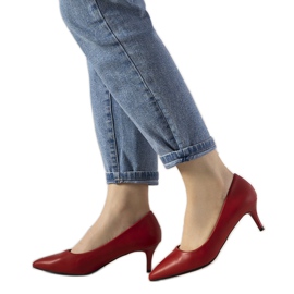 Röda pumpar på en låg känsla häl