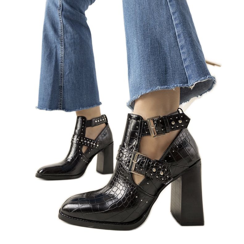 Svarta fotkängor med ett underbart motiv av krokodilhud