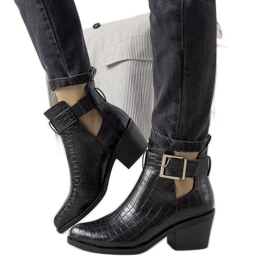 Svarta fotkängor med Moderniso -utskärningar