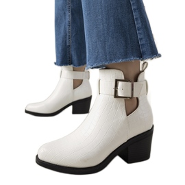 Vita fotkängor med Moderniso -utskärningar