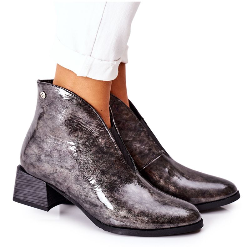 Lädervarma stövlar på högklackad Maciejka 04777-13 grå mångfärgad