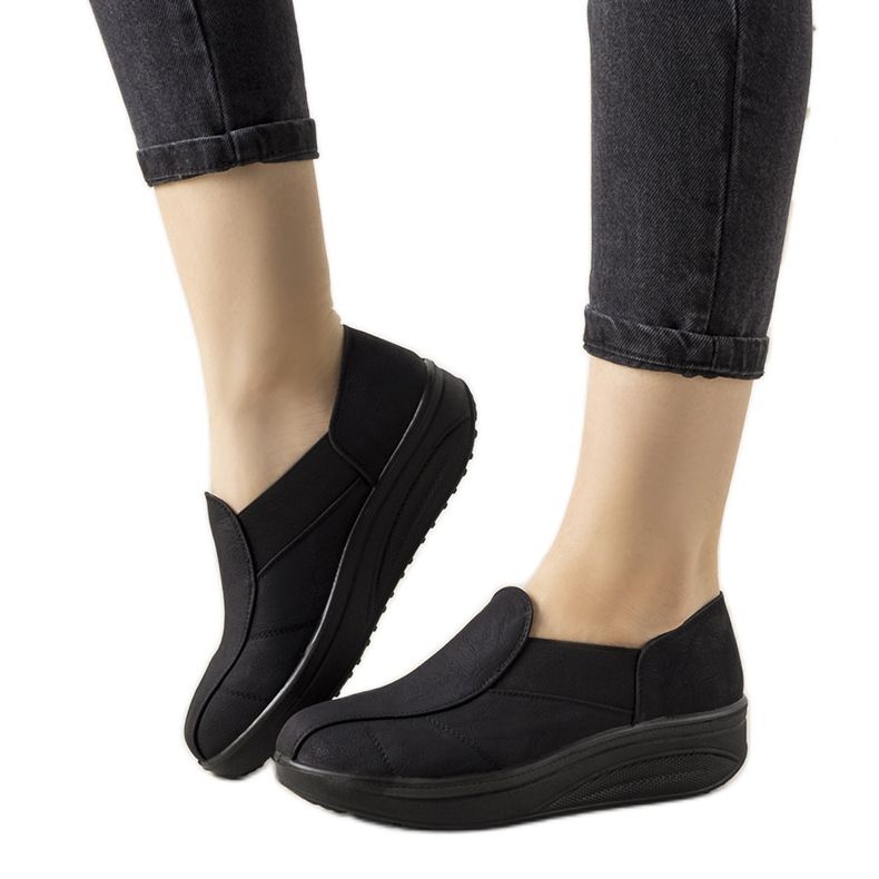 Svarta skor på en hög Spike -sula