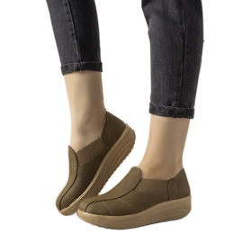 Bruna skor med hög sula från Spike