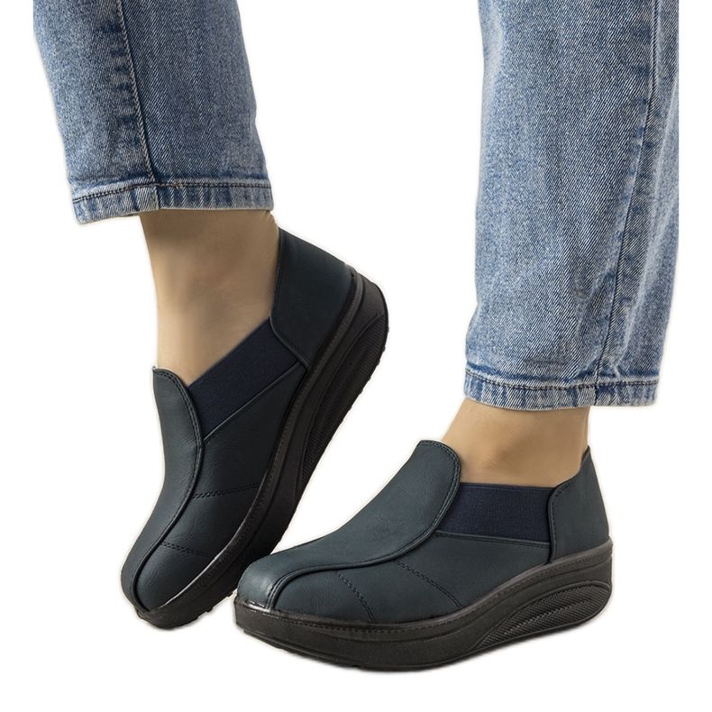 Marinblå skor på en hög Spike -sula