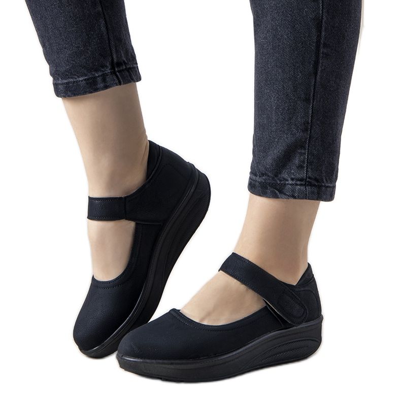 Svarta skor på en tjock Lumen -sula