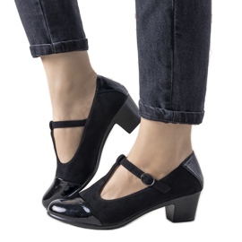 Svarta pumpar på en pelare med en lackerad Dessertå